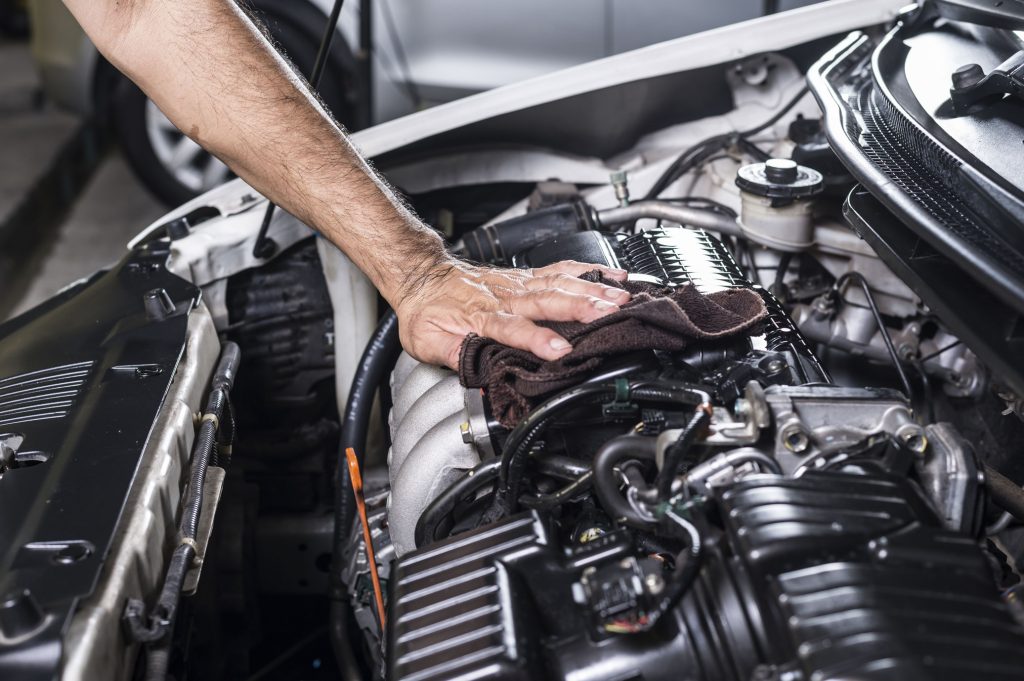 Motor do carro sendo reparado em oficina mecânica.