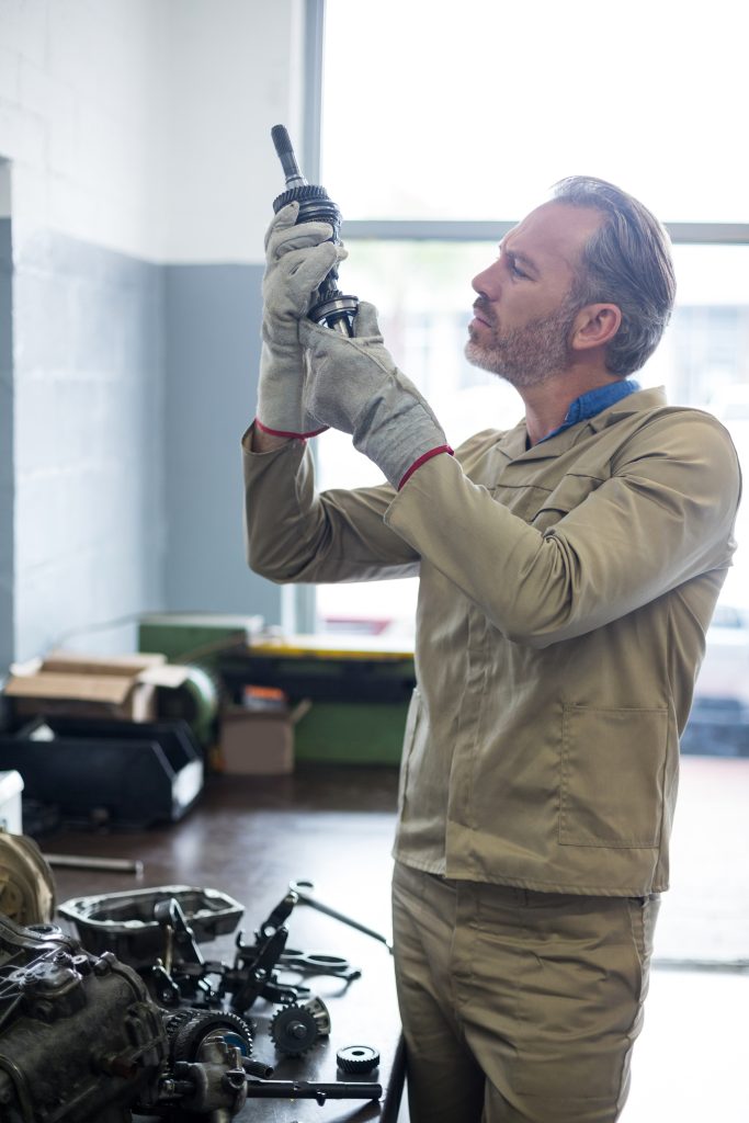 Mecânico conferindo vela de ignição Iridium